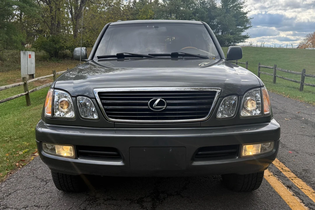 2000 Lexus LX 2nd Gen - Image 2 of 31