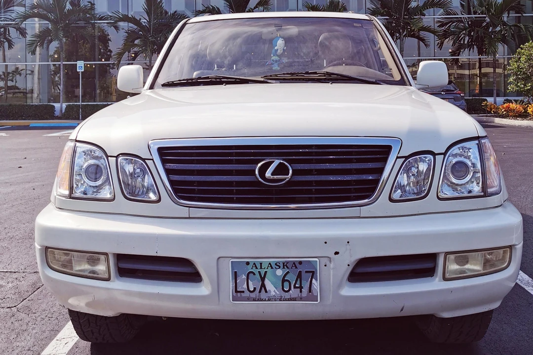 2000 Lexus LX 2nd Gen - Image 2 of 31