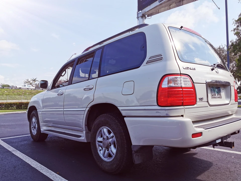 2000 Lexus LX 2nd Gen - Image 13 of 31