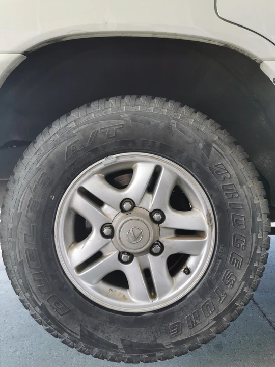 2000 Lexus LX 2nd Gen - Image 30 of 31