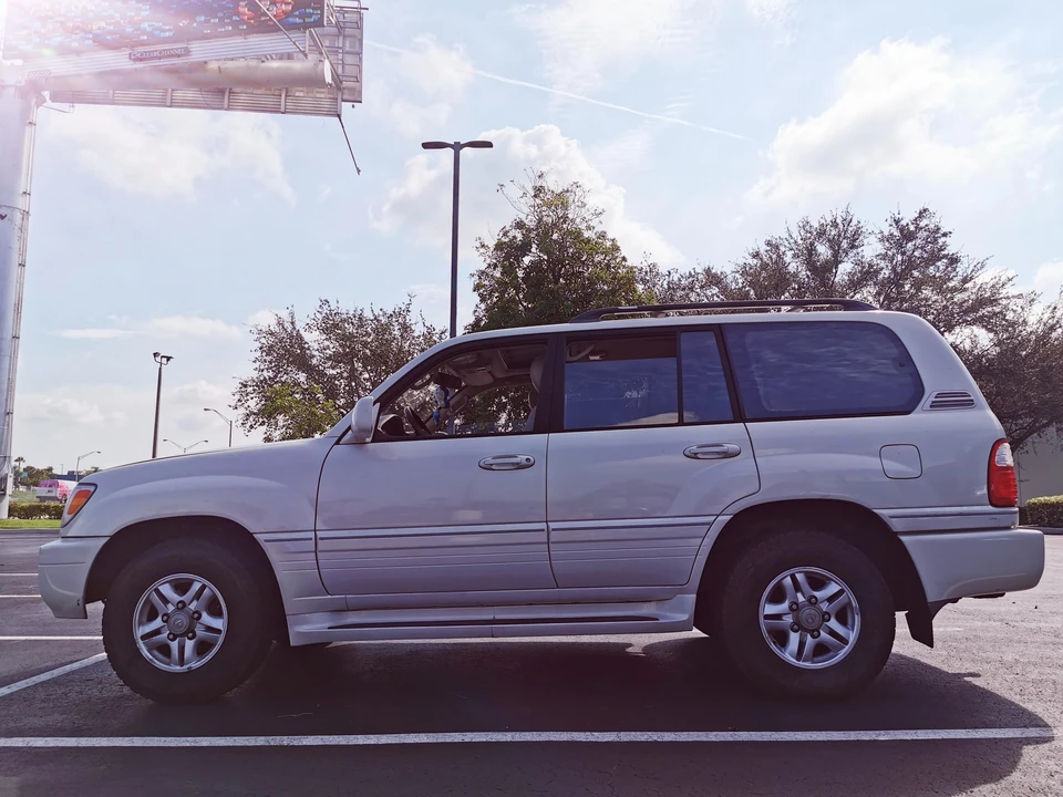 2000 Lexus LX 2nd Gen - Image 10 of 31