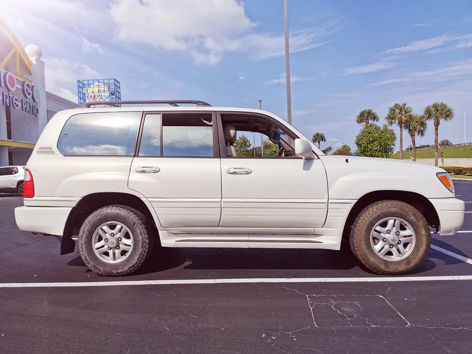 2000 Lexus LX 2nd Gen - Image 17 of 31