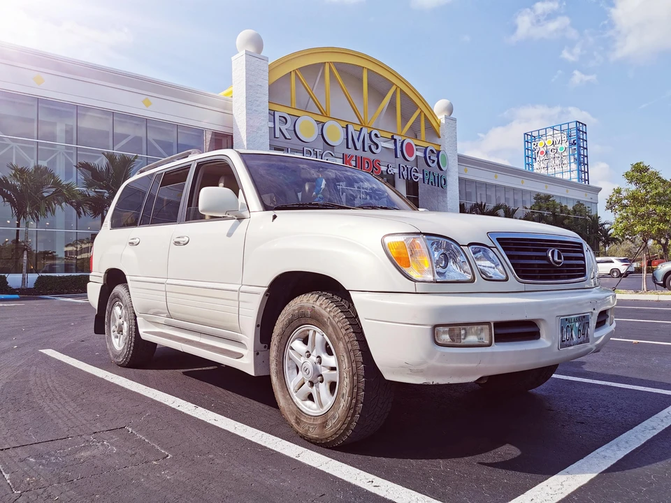 2000 Lexus LX 2nd Gen - Image 18 of 31