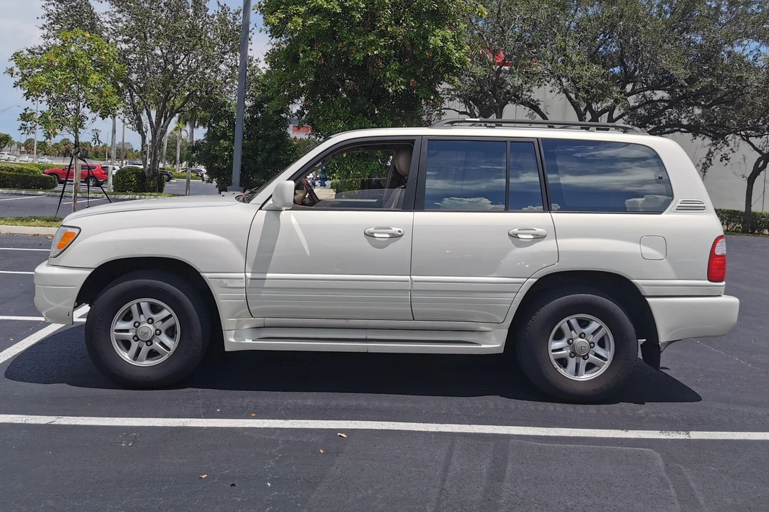2000 Lexus LX 2nd Gen - Image 3 of 31