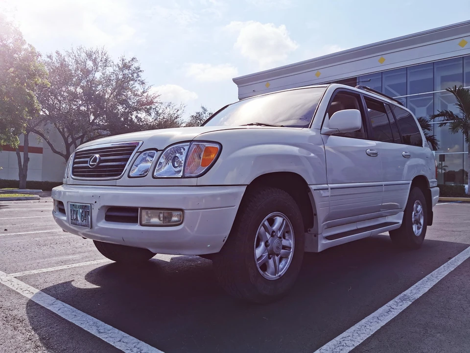 2000 Lexus LX 2nd Gen - Image 9 of 31