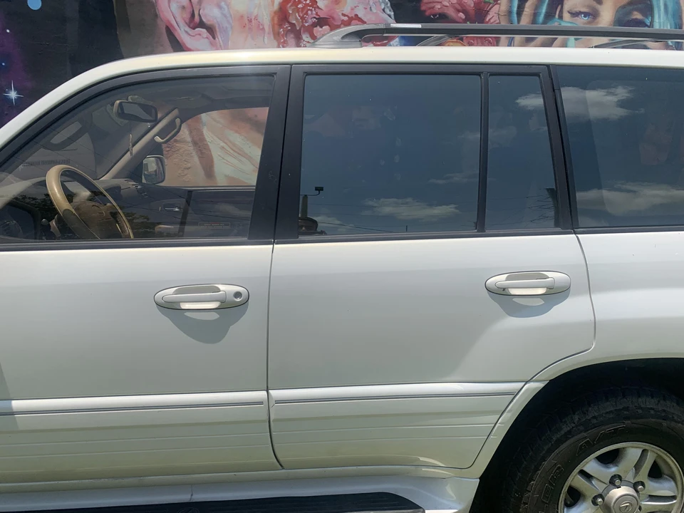 2000 Lexus LX 2nd Gen - Image 26 of 31