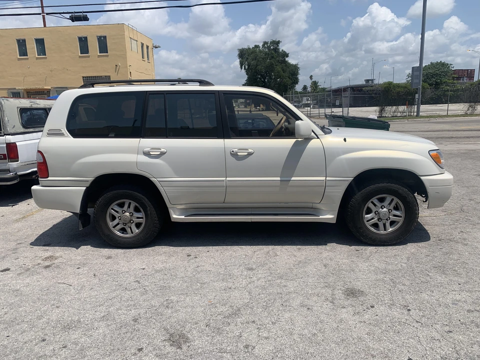 2000 Lexus LX 2nd Gen - Image 20 of 31