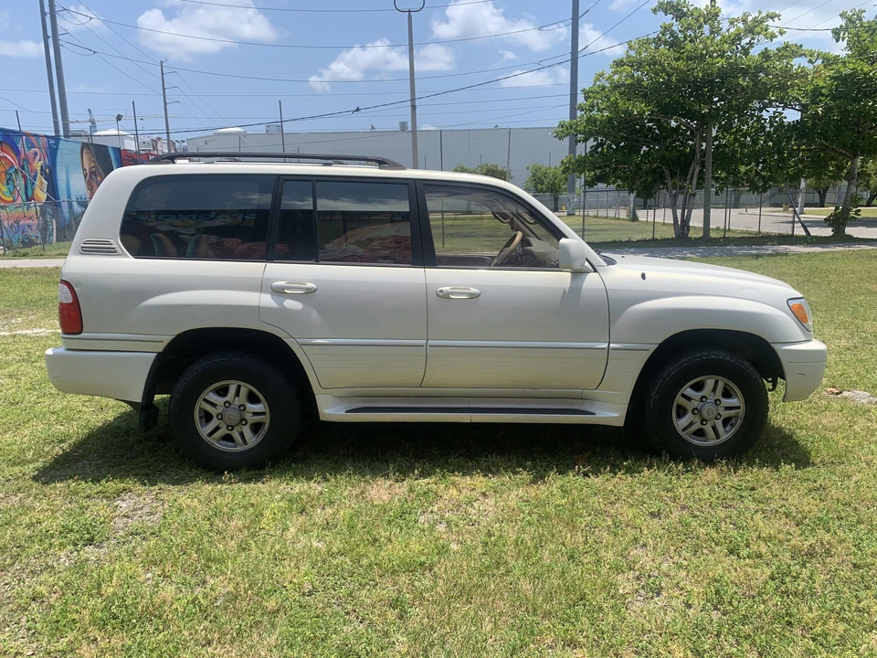 2000 Lexus LX 2nd Gen - Image 13 of 31