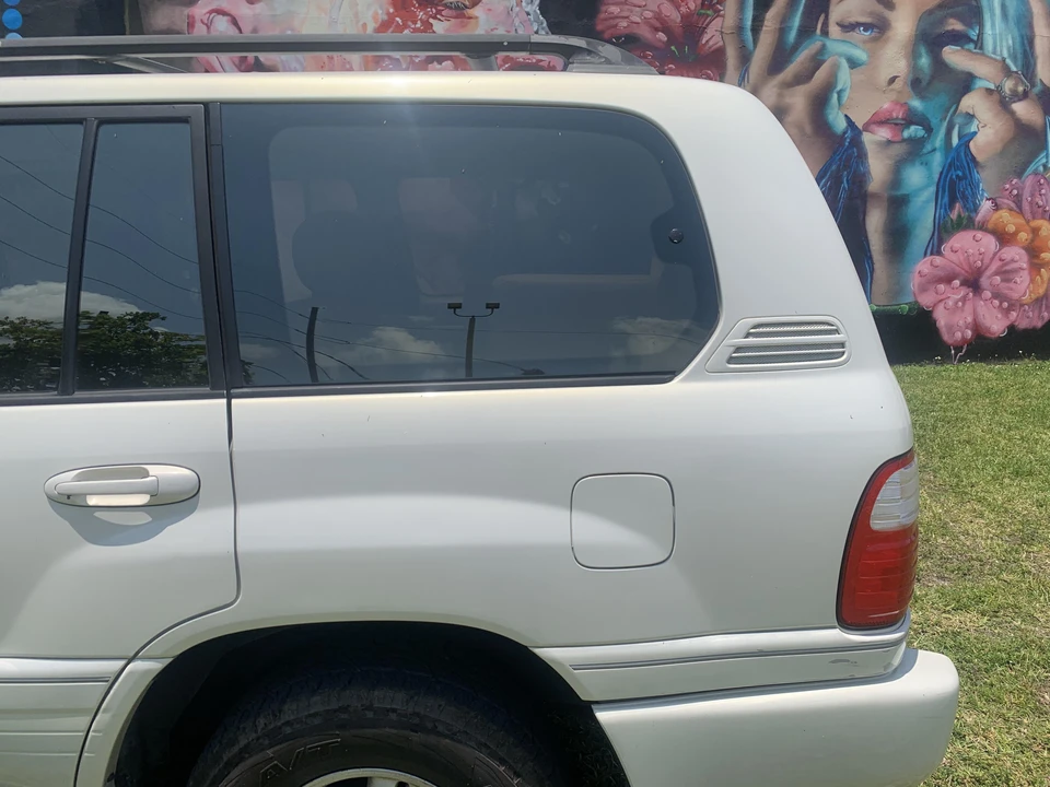 2000 Lexus LX 2nd Gen - Image 28 of 31