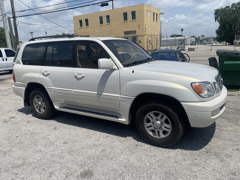 2000 Lexus LX 2nd Gen - Image 21 of 31