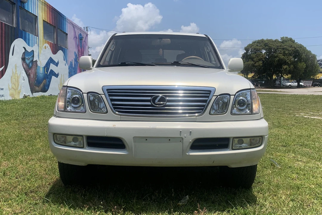 2000 Lexus LX 2nd Gen - Image 2 of 31