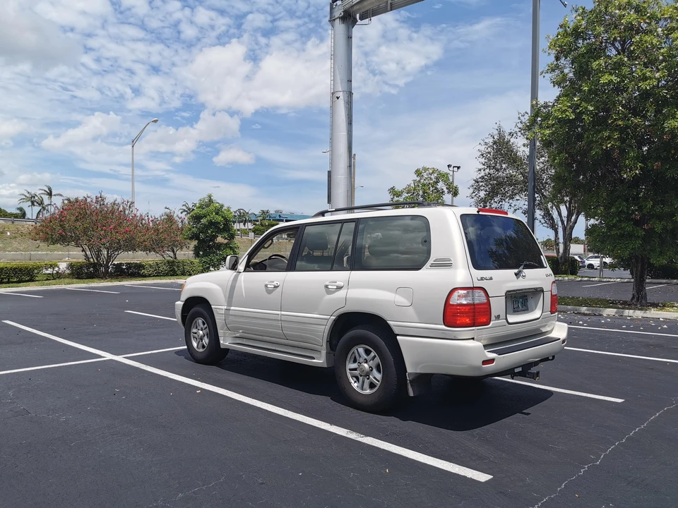 2000 Lexus LX 2nd Gen - Image 11 of 31