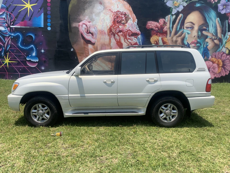 2000 Lexus LX 2nd Gen - Image 10 of 31
