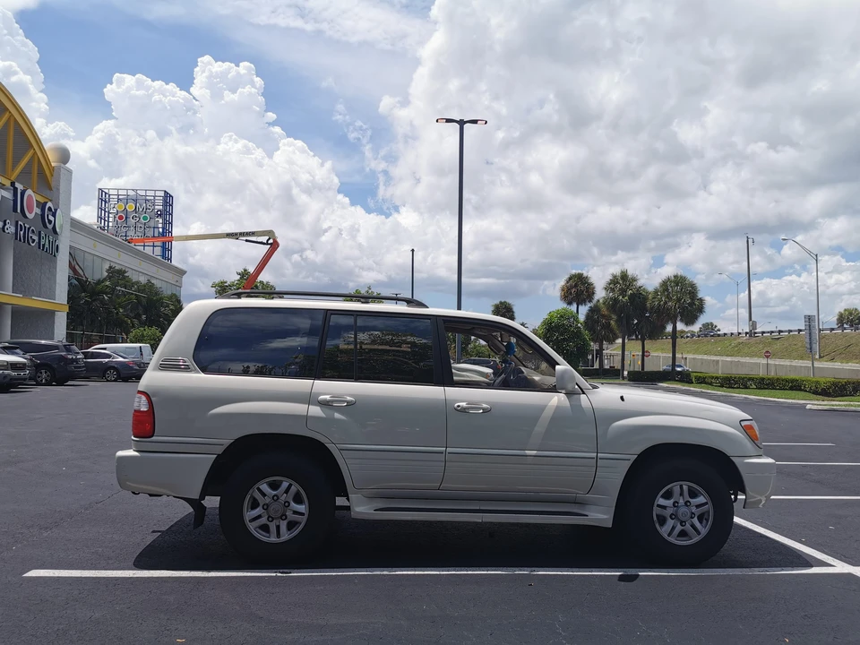 2000 Lexus LX 2nd Gen - Image 16 of 31