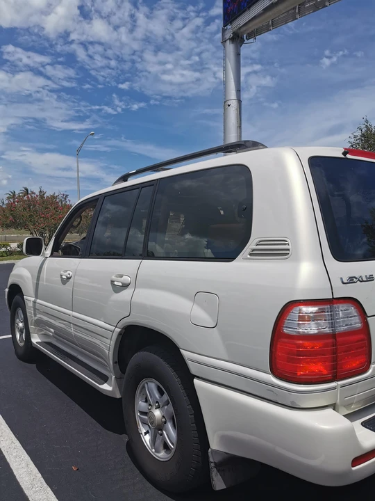 2000 Lexus LX 2nd Gen - Image 24 of 31