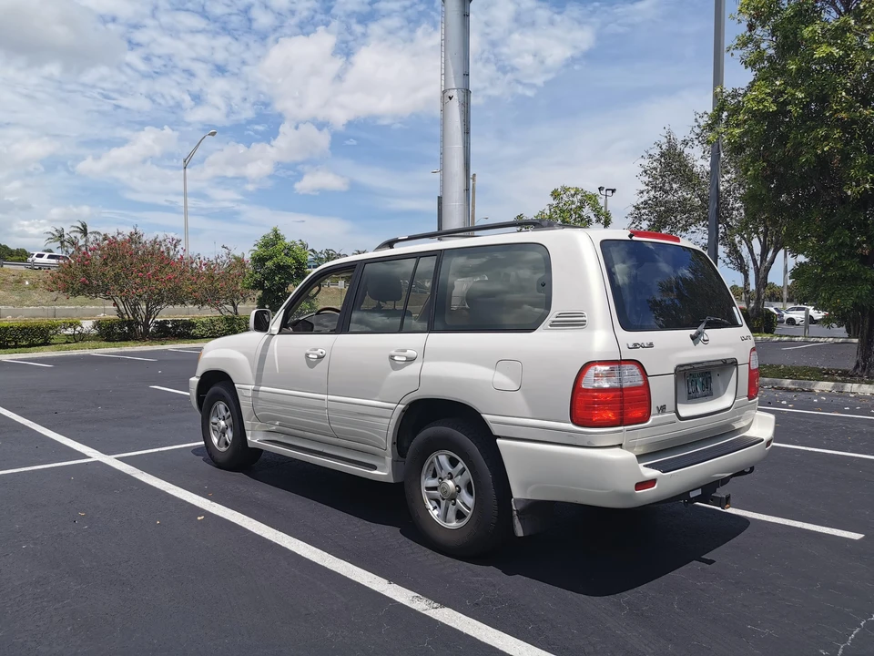 2000 Lexus LX 2nd Gen - Image 12 of 31