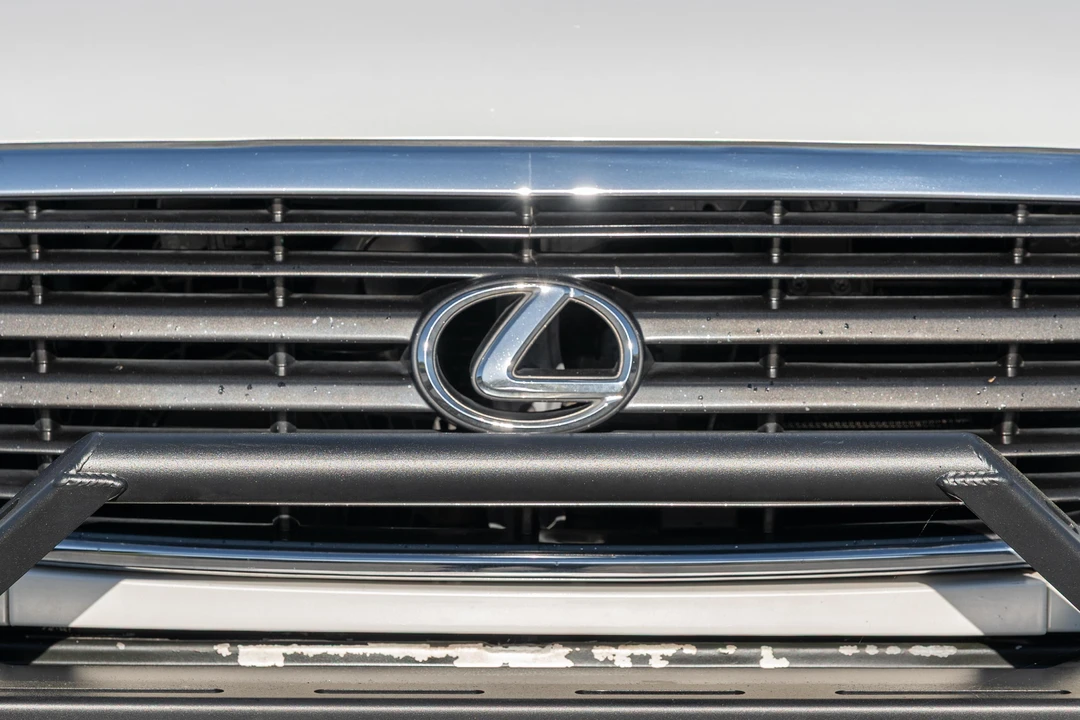 2000 Lexus LX 2nd Gen - Image 13 of 31
