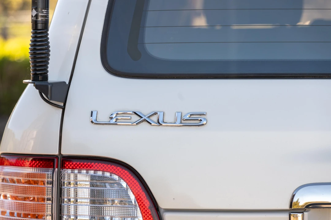 2000 Lexus LX 2nd Gen - Image 25 of 31