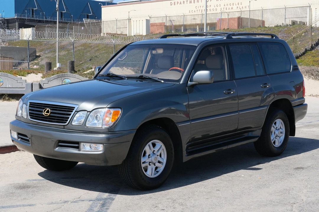 2000 Lexus LX 2nd Gen - Image 2 of 31