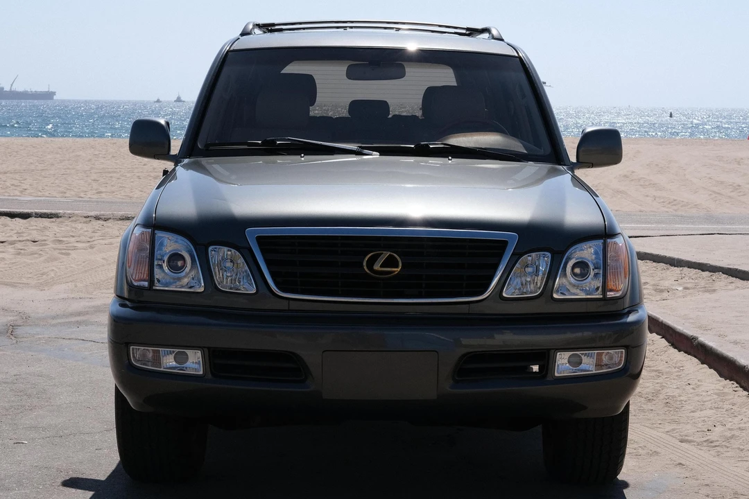 2000 Lexus LX 2nd Gen - Image 3 of 31