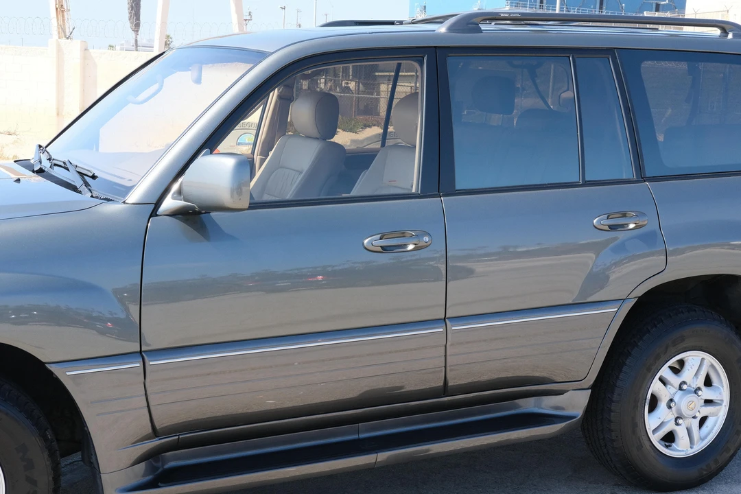 2000 Lexus LX 2nd Gen - Image 21 of 31