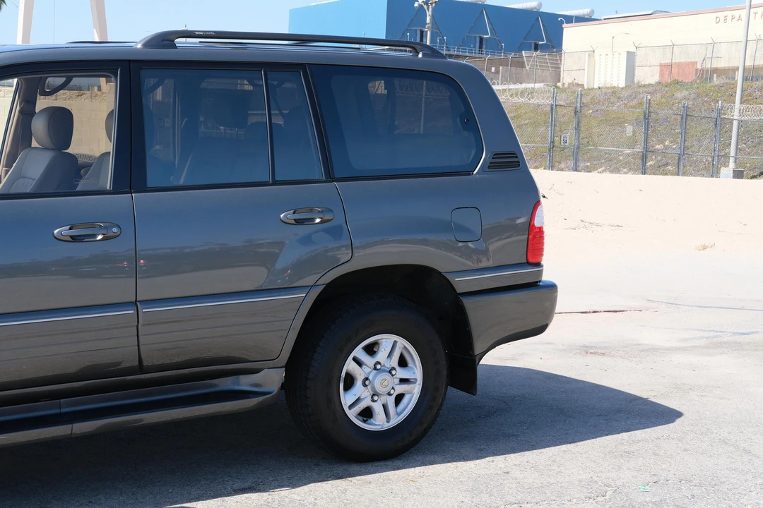 2000 Lexus LX 2nd Gen - Image 25 of 31