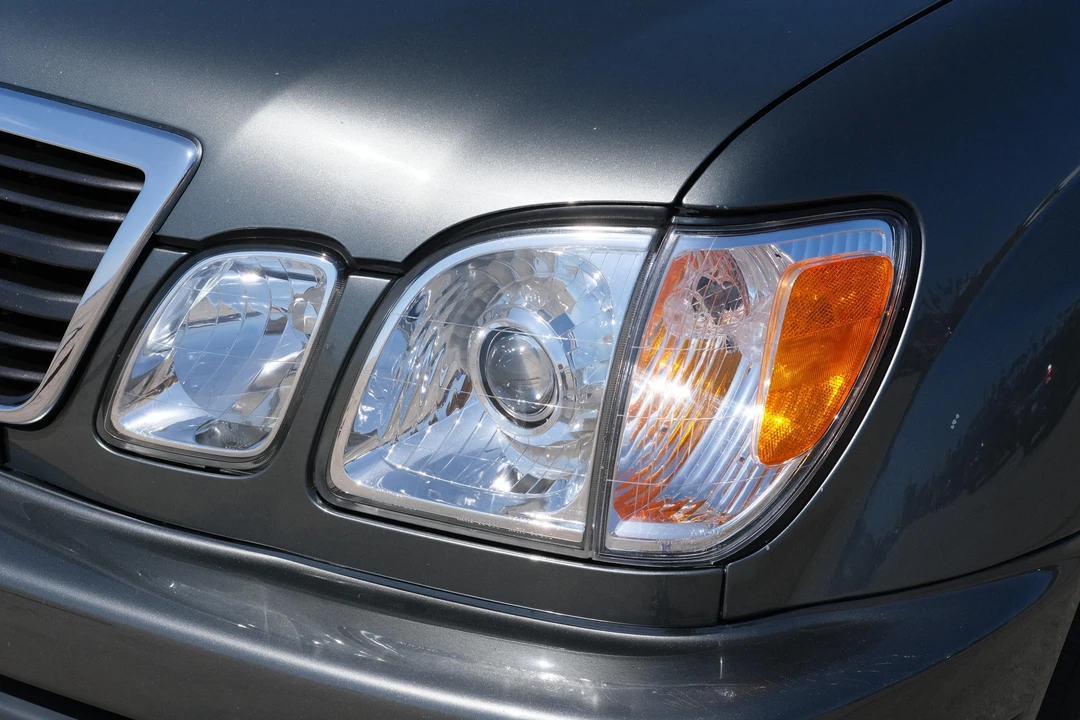 2000 Lexus LX 2nd Gen - Image 16 of 31