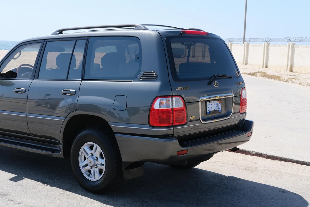 2000 Lexus LX 2nd Gen - Image 27 of 31