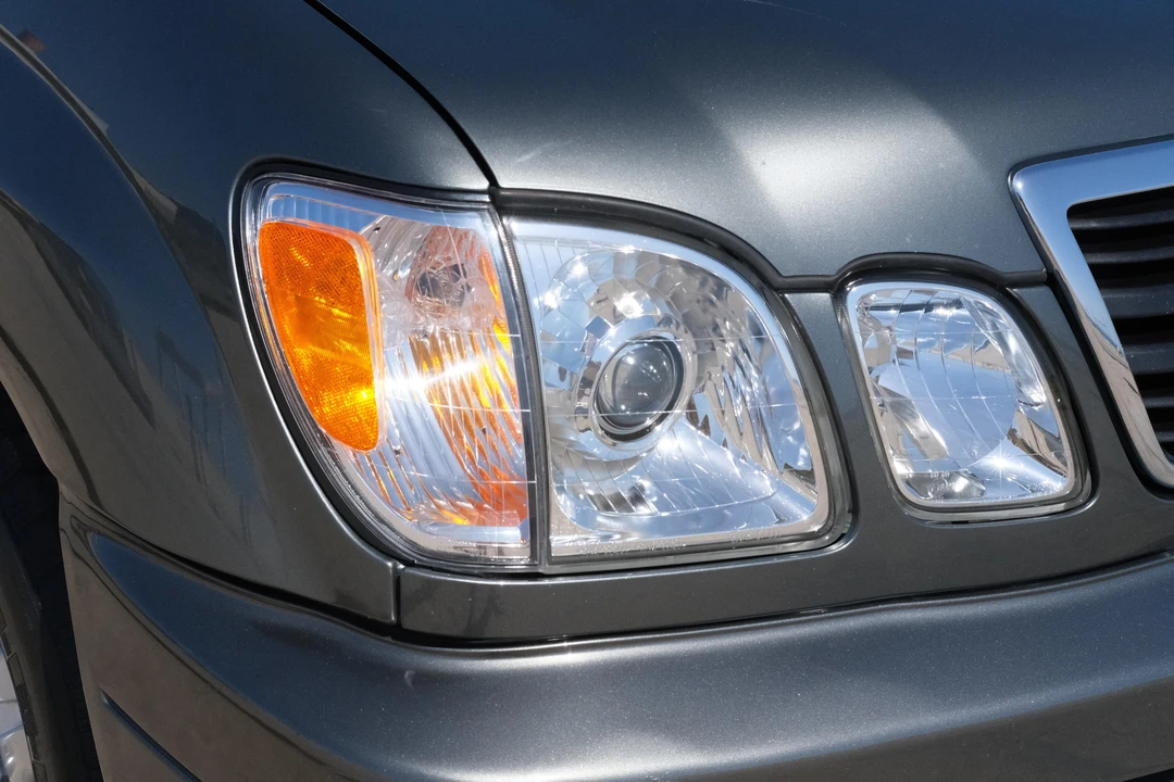 2000 Lexus LX 2nd Gen - Image 12 of 31