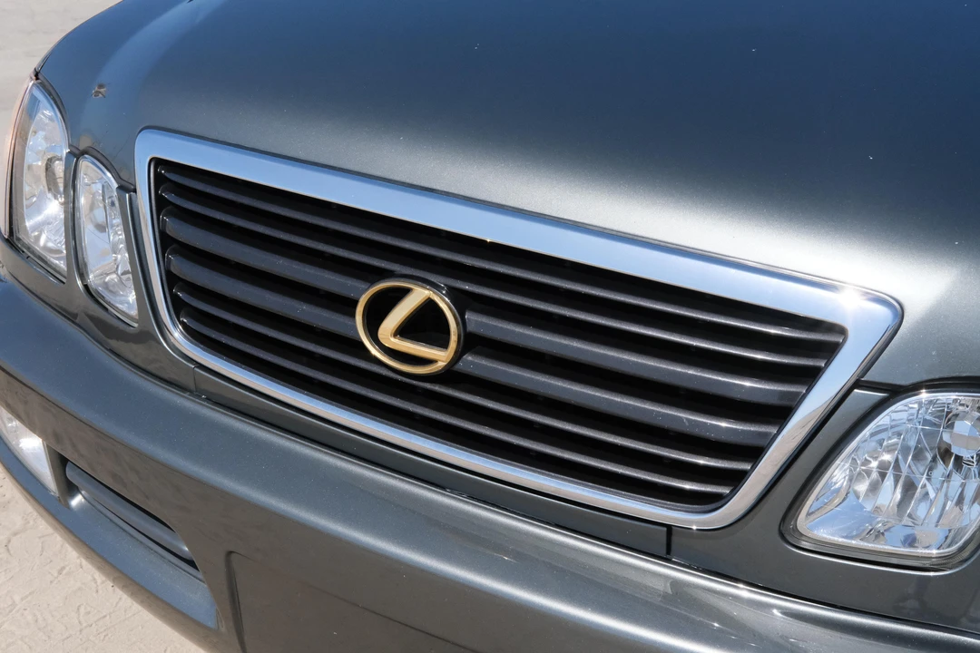 2000 Lexus LX 2nd Gen - Image 14 of 31