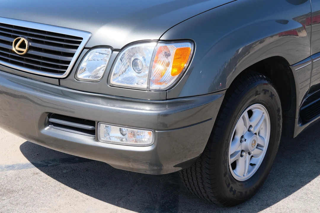2000 Lexus LX 2nd Gen - Image 17 of 31
