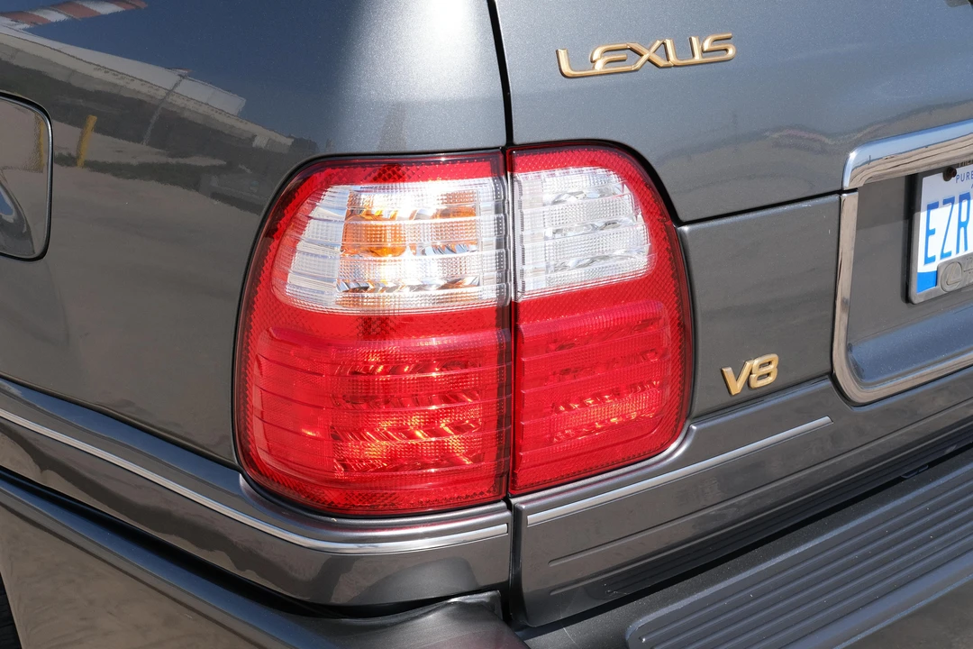 2000 Lexus LX 2nd Gen - Image 30 of 31