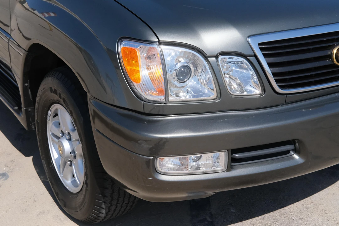 2000 Lexus LX 2nd Gen - Image 11 of 31