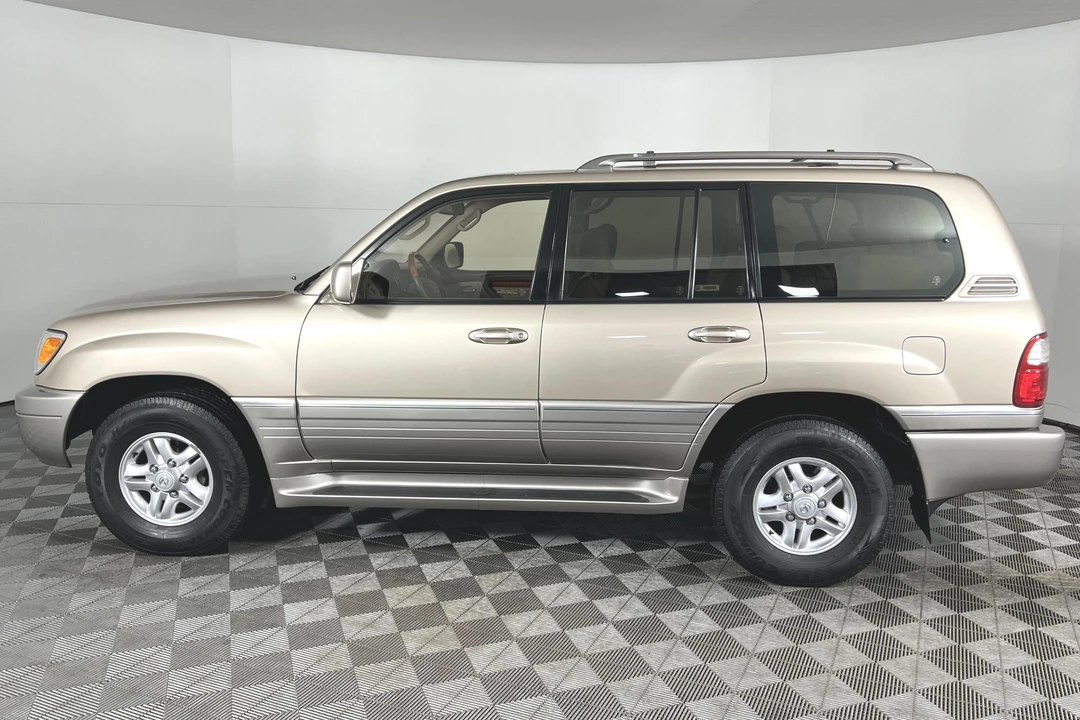 2000 Lexus LX 2nd Gen - Image 3 of 31