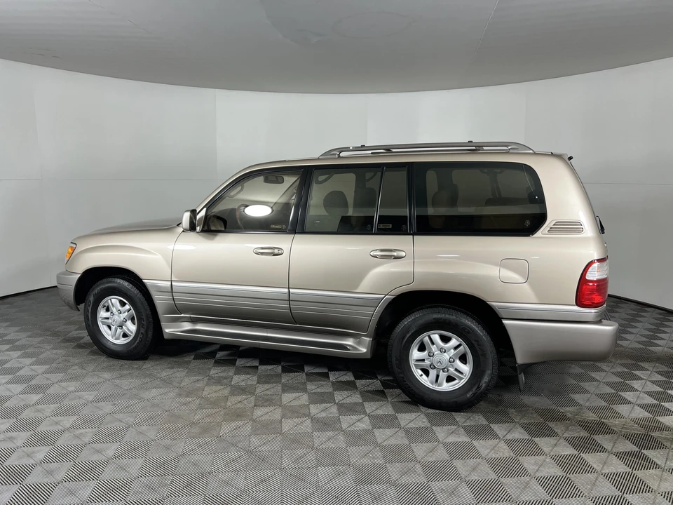 2000 Lexus LX 2nd Gen - Image 10 of 31