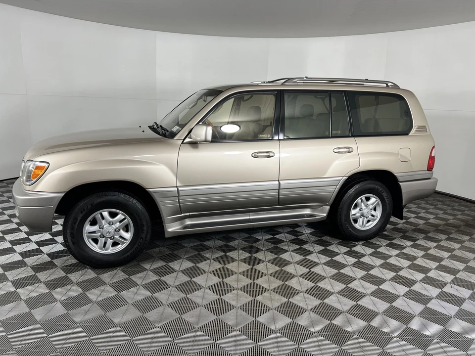 2000 Lexus LX 2nd Gen - Image 9 of 31