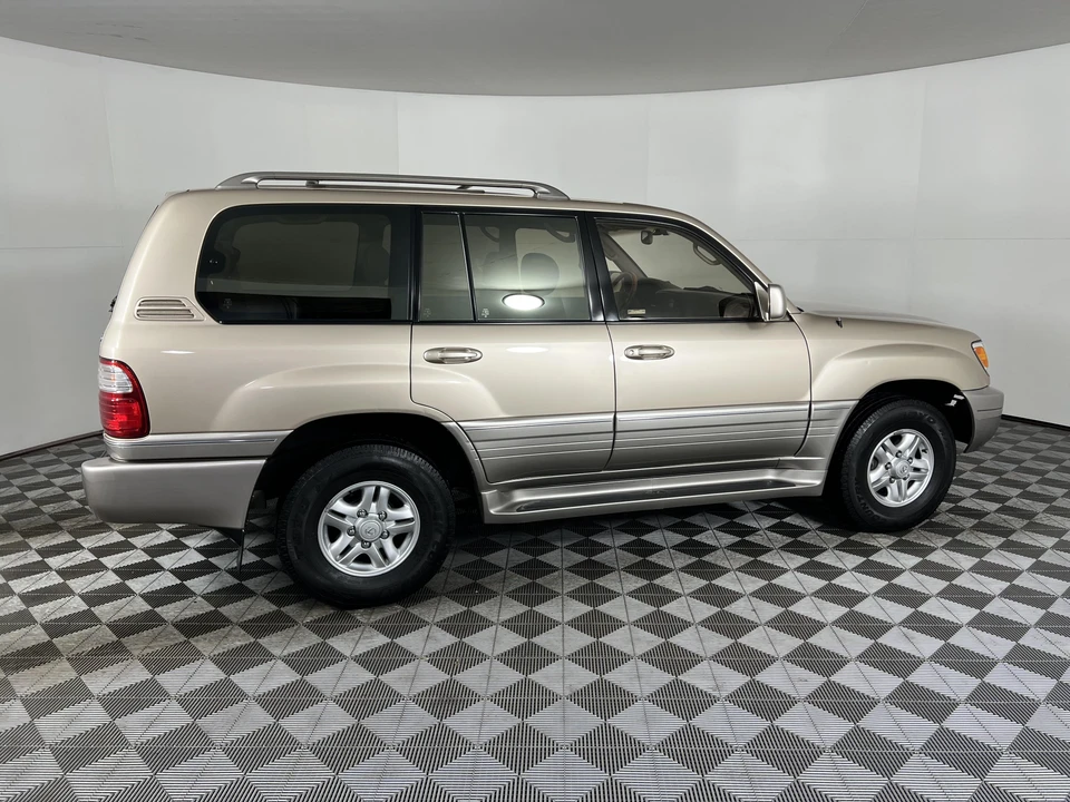 2000 Lexus LX 2nd Gen - Image 20 of 31
