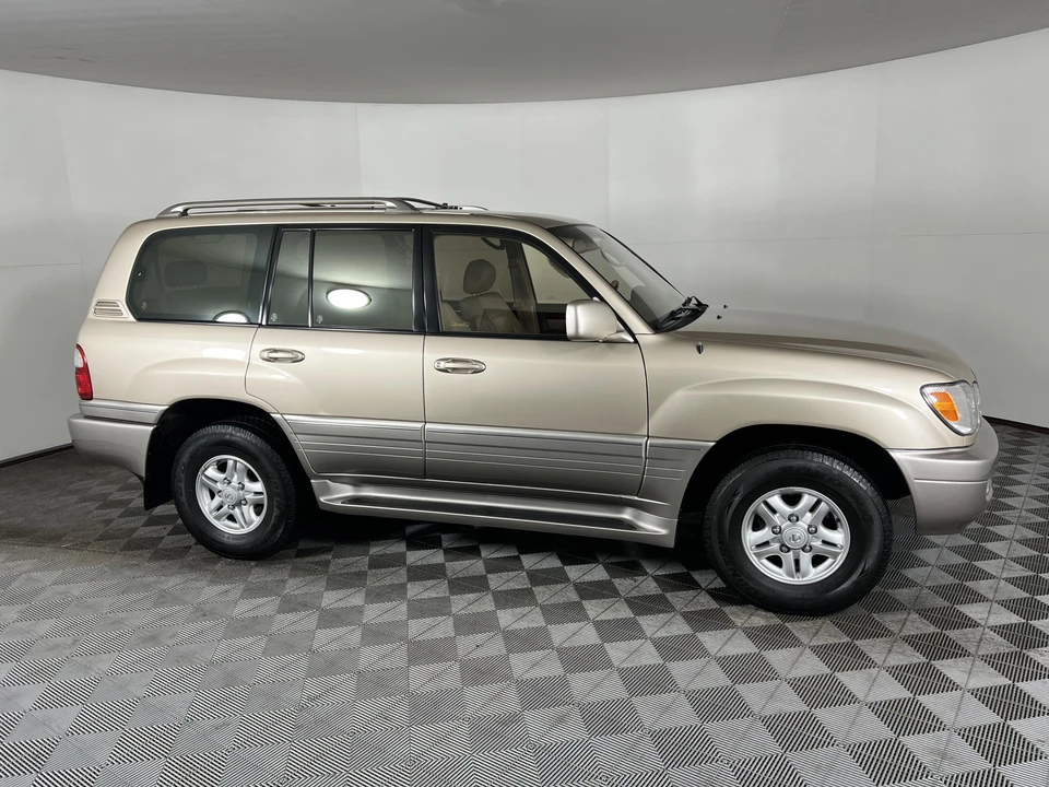 2000 Lexus LX 2nd Gen - Image 23 of 31