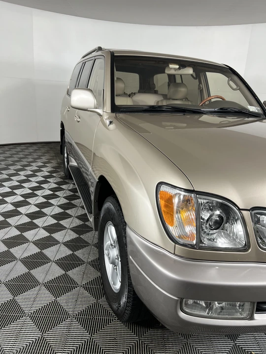 2000 Lexus LX 2nd Gen - Image 28 of 31
