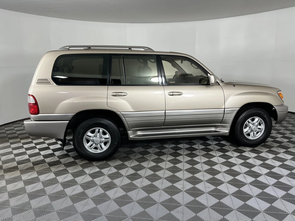 2000 Lexus LX 2nd Gen - Image 21 of 31