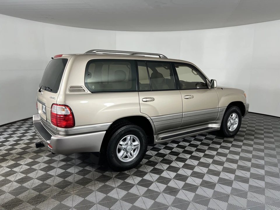 2000 Lexus LX 2nd Gen - Image 18 of 31