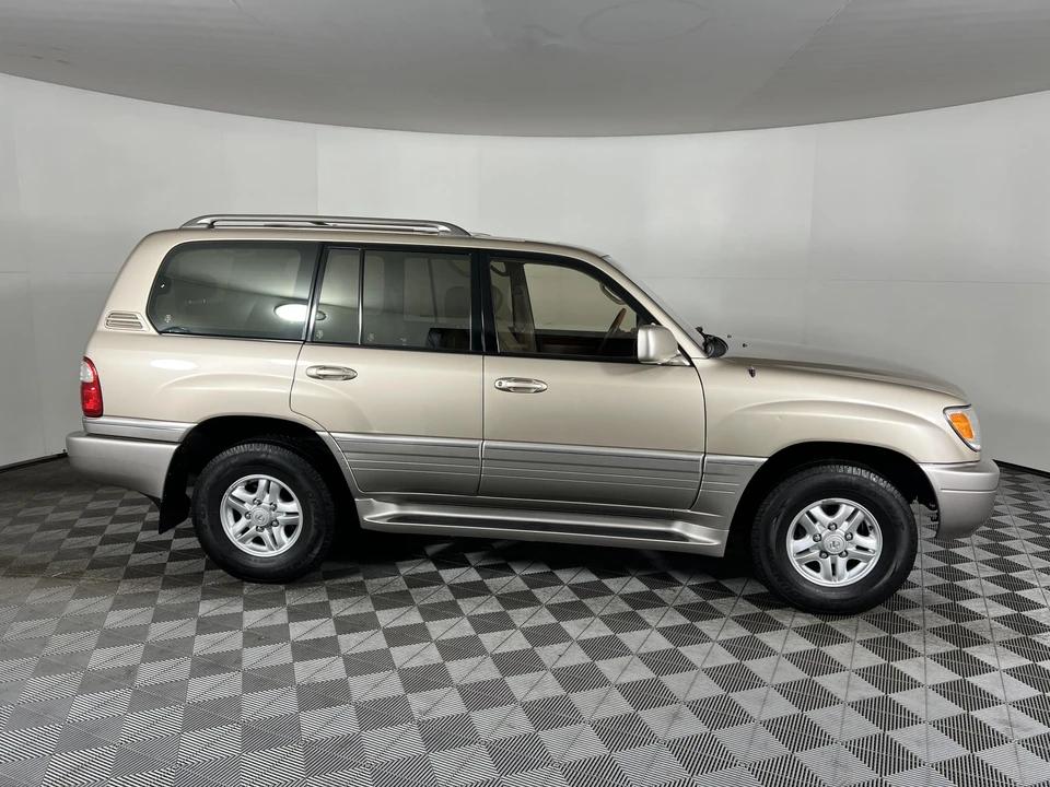 2000 Lexus LX 2nd Gen - Image 22 of 31