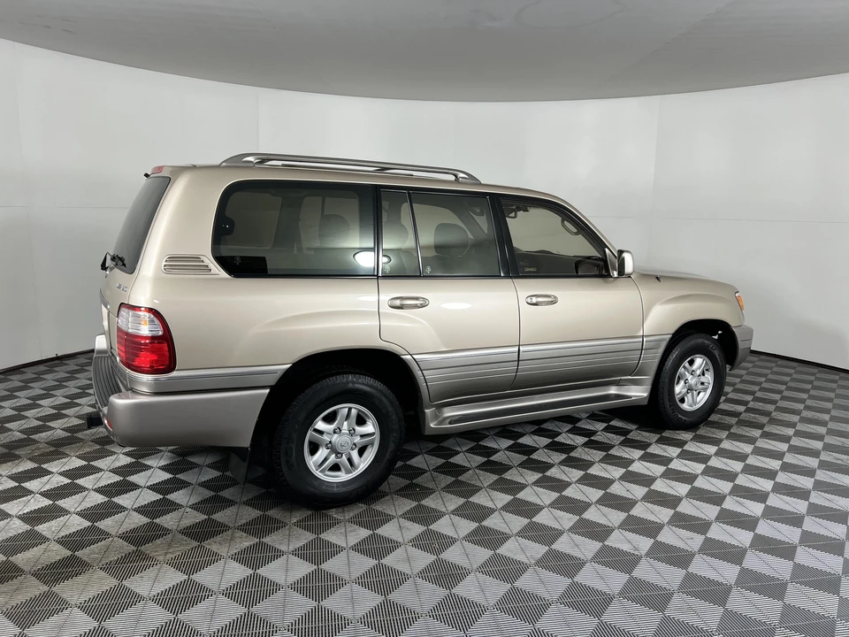 2000 Lexus LX 2nd Gen - Image 19 of 31