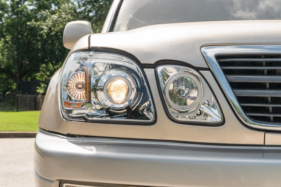 2000 Lexus LX 2nd Gen - Image 12 of 31