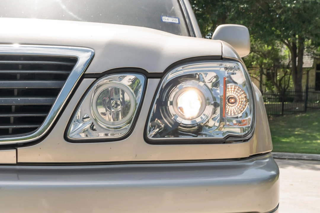 2000 Lexus LX 2nd Gen - Image 15 of 31