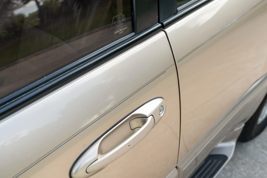 2000 Lexus LX 2nd Gen - Image 19 of 31
