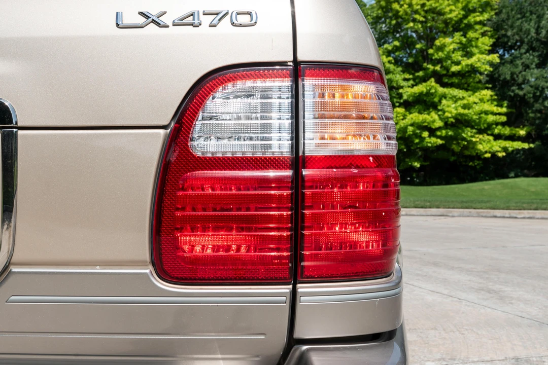 2000 Lexus LX 2nd Gen - Image 26 of 31