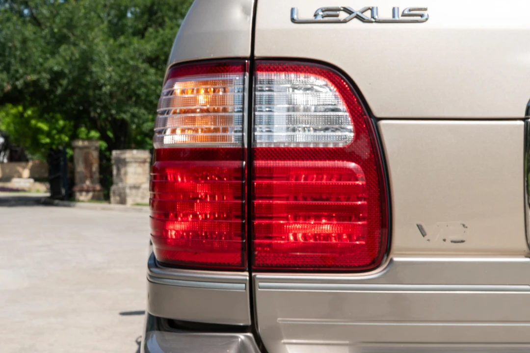 2000 Lexus LX 2nd Gen - Image 22 of 31