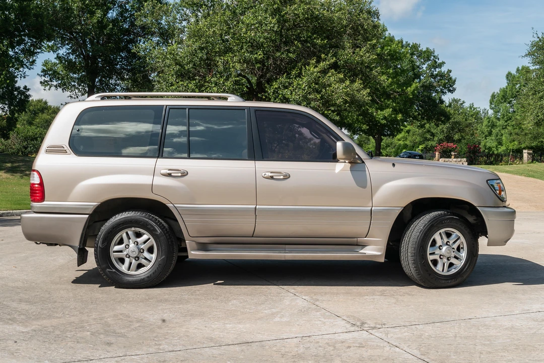 2000 Lexus LX 2nd Gen - Image 10 of 31