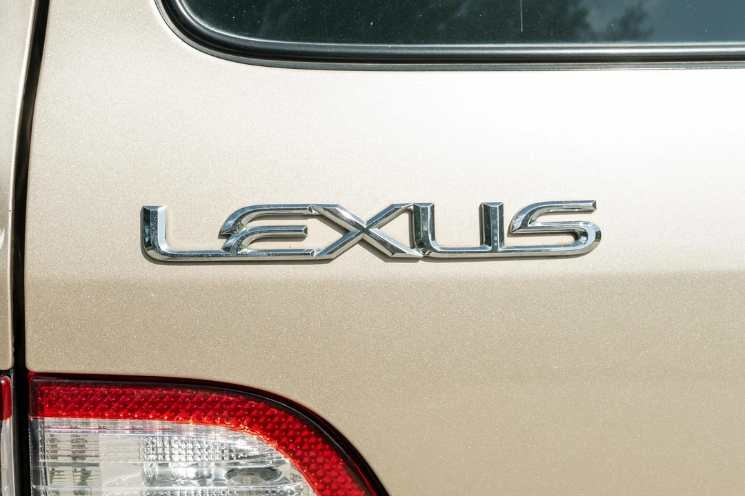 2000 Lexus LX 2nd Gen - Image 23 of 31